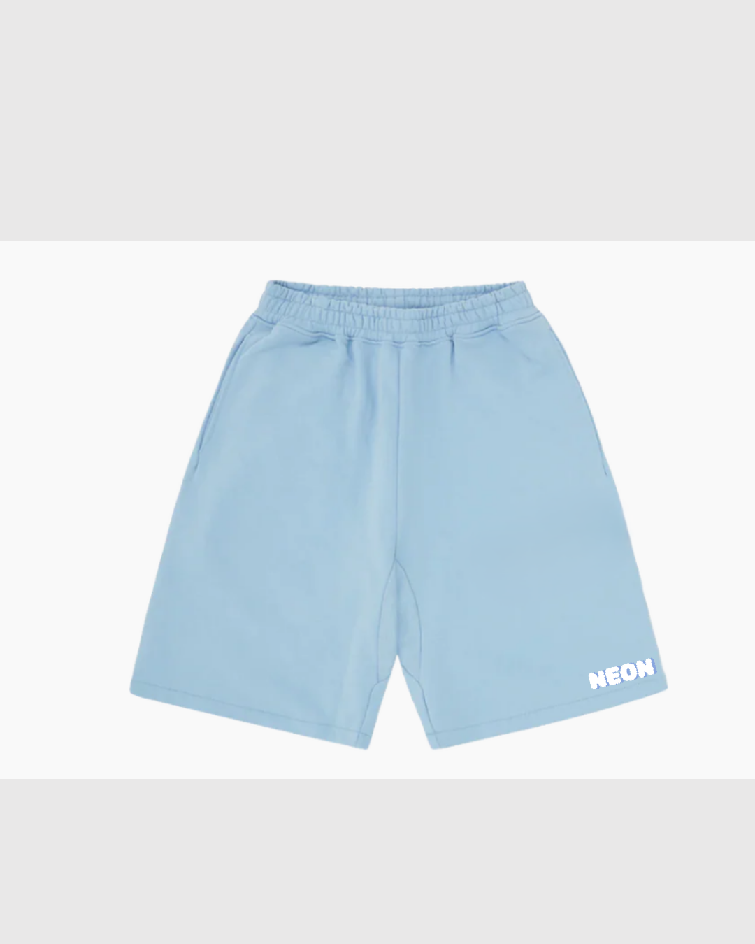 short celeste con estampados de “NEON” y “AURA”